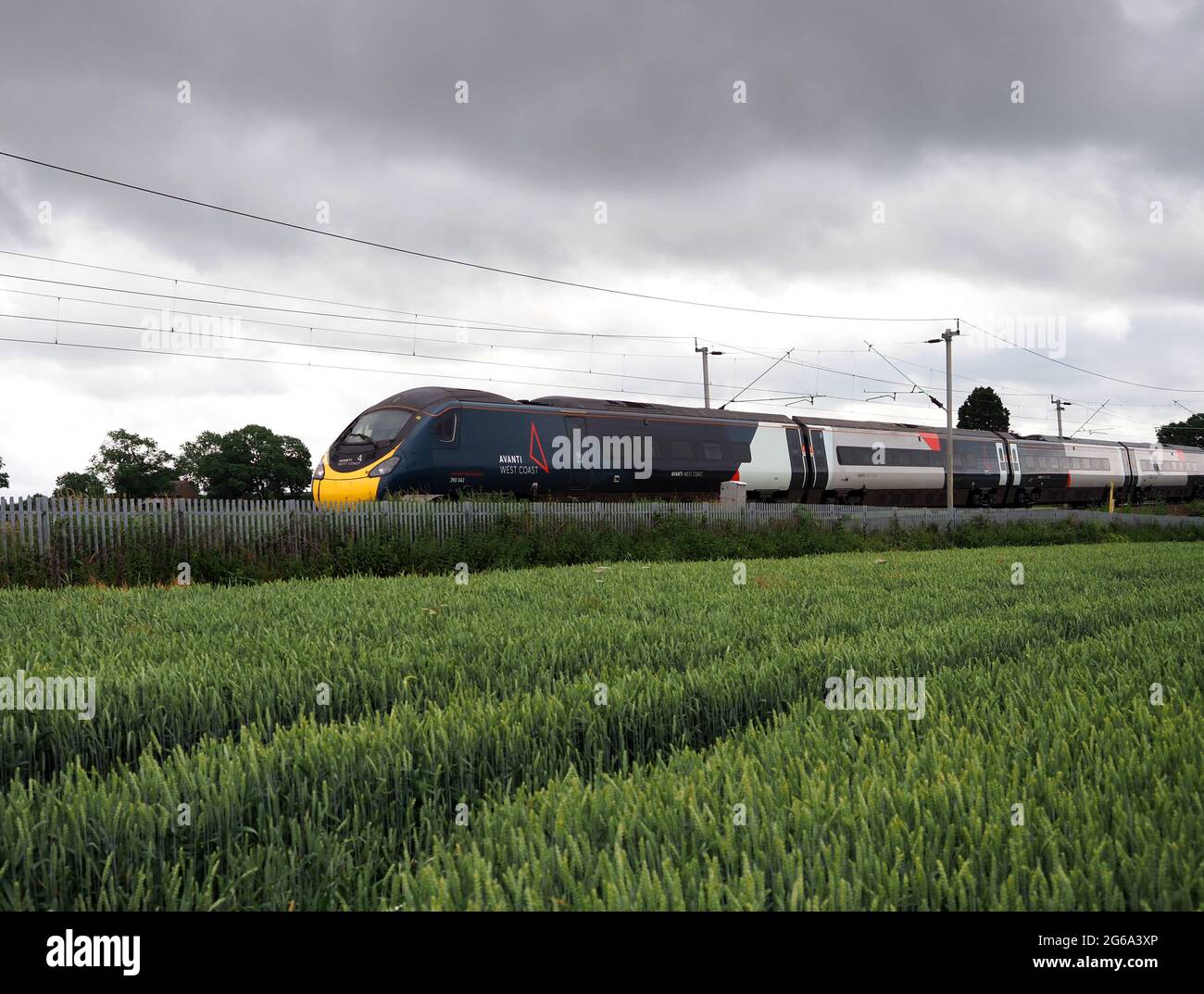 Avanti West Coast Class 390 Pendolino an der West Coast Main Line in der Nähe von Northampton, Großbritannien Stockfoto