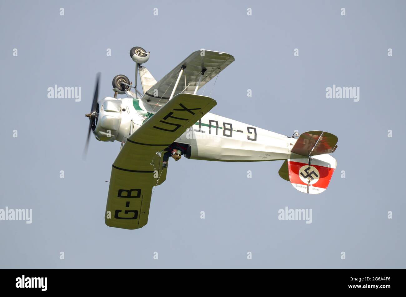 Bucker BU-133C Jungmeister Vintage Advanced Trainer biplane G-BUTX der deutschen Luftwaffe der 1930er Jahre. Durchführung von Flugshow Kunstflug Stockfoto