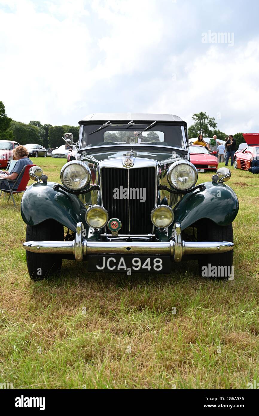 Vorderansicht eines Oldtimers auf der Leighton Hall Classic Motor Show, Juli 2021, Carnforth, Lancashire. VEREINIGTES KÖNIGREICH Stockfoto