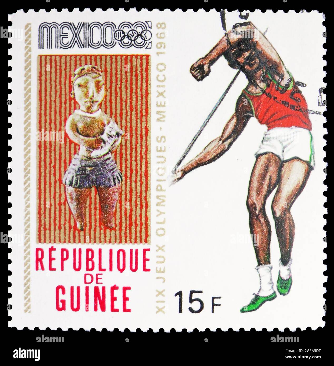 MOSKAU, RUSSLAND - 18. APRIL 2020: Die in Guinea gedruckte Briefmarke zeigt Javelin Throw, Olympische Sommerspiele 1968, Mexiko-Serie, um 1969 Stockfoto