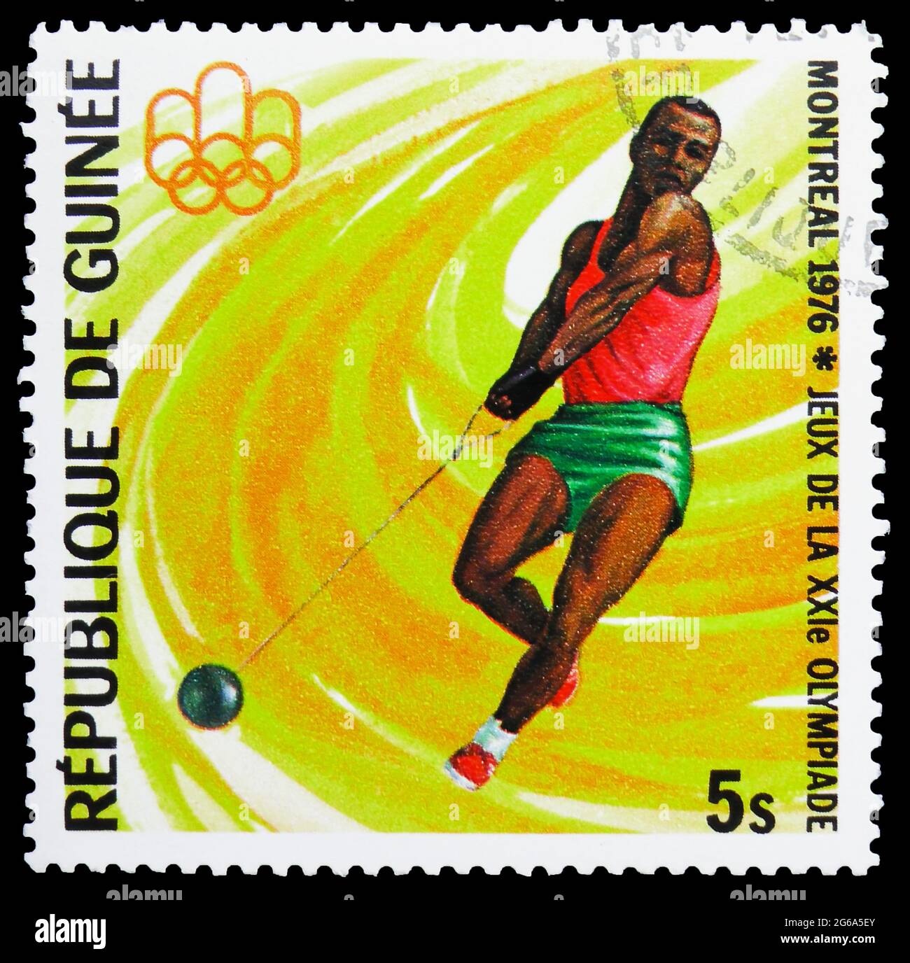 MOSKAU, RUSSLAND - 18. APRIL 2020: Briefmarke gedruckt in Guinea zeigt Hammerwerfen, Olympische Spiele - Montreal-76-Serie, um 1976 Stockfoto