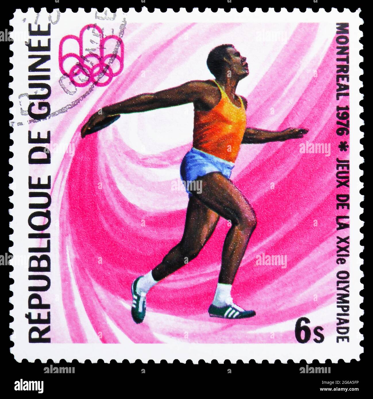 MOSKAU, RUSSLAND - 18. APRIL 2020: In Guinea gedruckte Briefmarke zeigt Discus Throw, Olympische Spiele - Montreal-76-Serie, um 1976 Stockfoto
