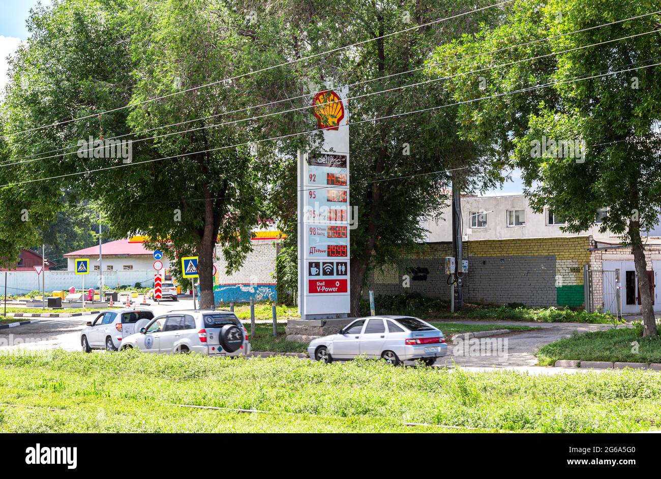 Samara, Russland - 2. Juli 2021: Hinweisschild, zeigt den Kraftstoffpreis auf der Shell-Tankstelle an. Preise an der Shell-Tankstelle Stockfoto