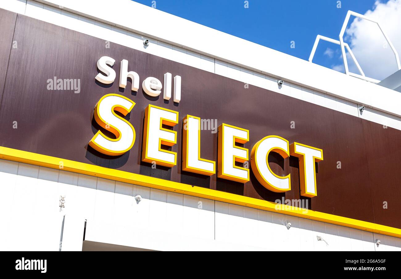 Samara, Russland - 4. Juli 2021: Eine Shell Select-Lagerhalle an der Shell-Tankstelle. Royal Dutch Shell ist ein anglo-niederländisches multinationales Öl- und Gasunternehmen Stockfoto