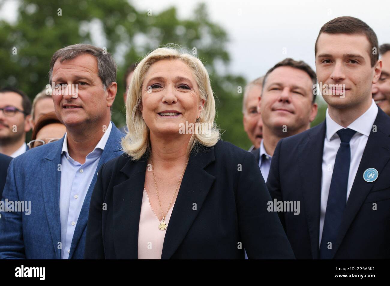 Louis Alio, Marine Le Pen und Jordan Bardella après l'assemblée générale ordinaire. Le Rassemblement National a organisé son XVIIE Congrès à Perpignan (Frankreich), les 3 et 4 juillet 2021. après les récentes élections régionales et départementales, et la baisse du nombre dâÂ€Â™élus, le parti dâÂ€Â™Extrême droite est confronté à une crise interne. Les membres ont voté pour lâÂ€Â™élection du Conseil national et du président du mouvement. - Louis Alio, Marine Le Pen und Jordan Bardella nach der ordentlichen Generalversammlung. Der 'Rassemblement National' organisierte seinen XVIII. Kongress in Perpignan, Frankreich, Stockfoto