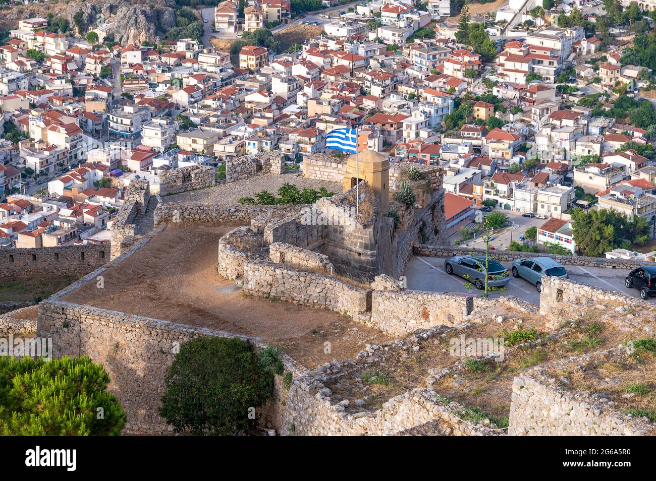 Griechische Flagge auf der Festung Palamidi und der modernen Stadt Nafplio Stockfoto