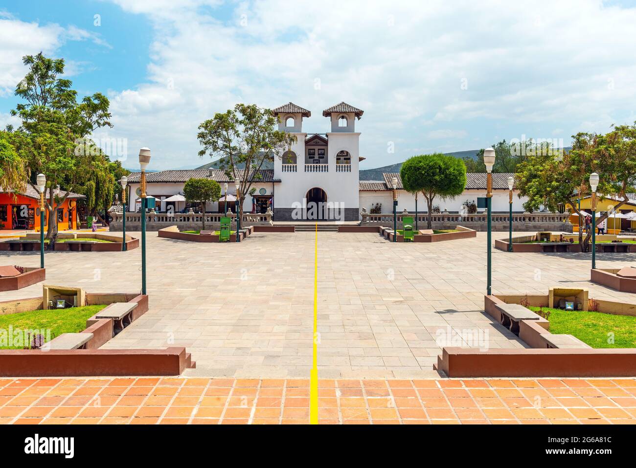 Äquatorlinie im Dorf Mitad del Mundo (Mitte der Welt) mit Kirche und Geschäften, Quito, Ecuador. Stockfoto Äquatorlinie im Dorf Mitad del Mundo (Mitte der Welt) mit Kirche und Geschäften, Quito, Ecuador. Stockfoto
