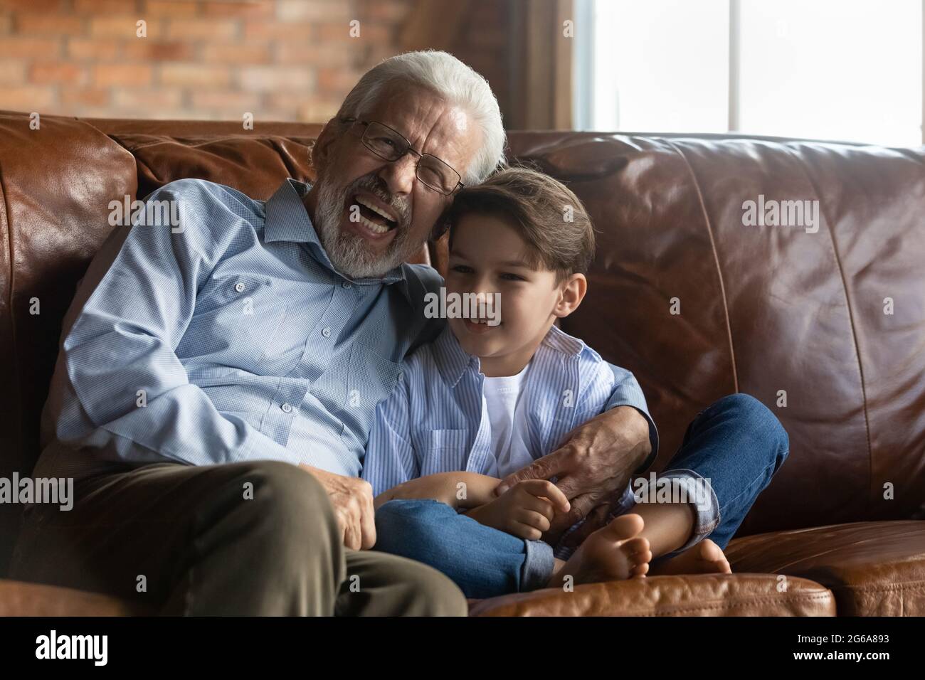 Glücklich Großvater mit Spaß mit niedlich Vorschulkinder Enkel Stockfoto