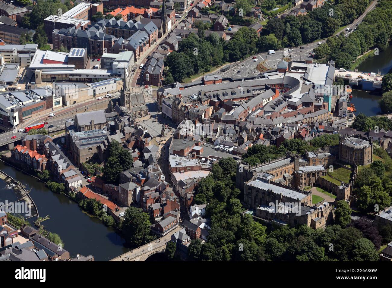 Luftaufnahme des Stadtzentrums von Durham mit Blick nach Nordosten die Silver Street hinauf zum Market Place mit Durham Castle im rechten Vordergrund Stockfoto