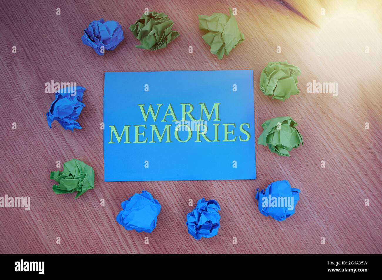 Handschrift Text warme Erinnerungen. Wort für die Erinnerung an die unvergessliche Sammlung vergangener Ereignisse Bunte zerknitterte Papiere kreisförmige Muster Umgebung Stockfoto