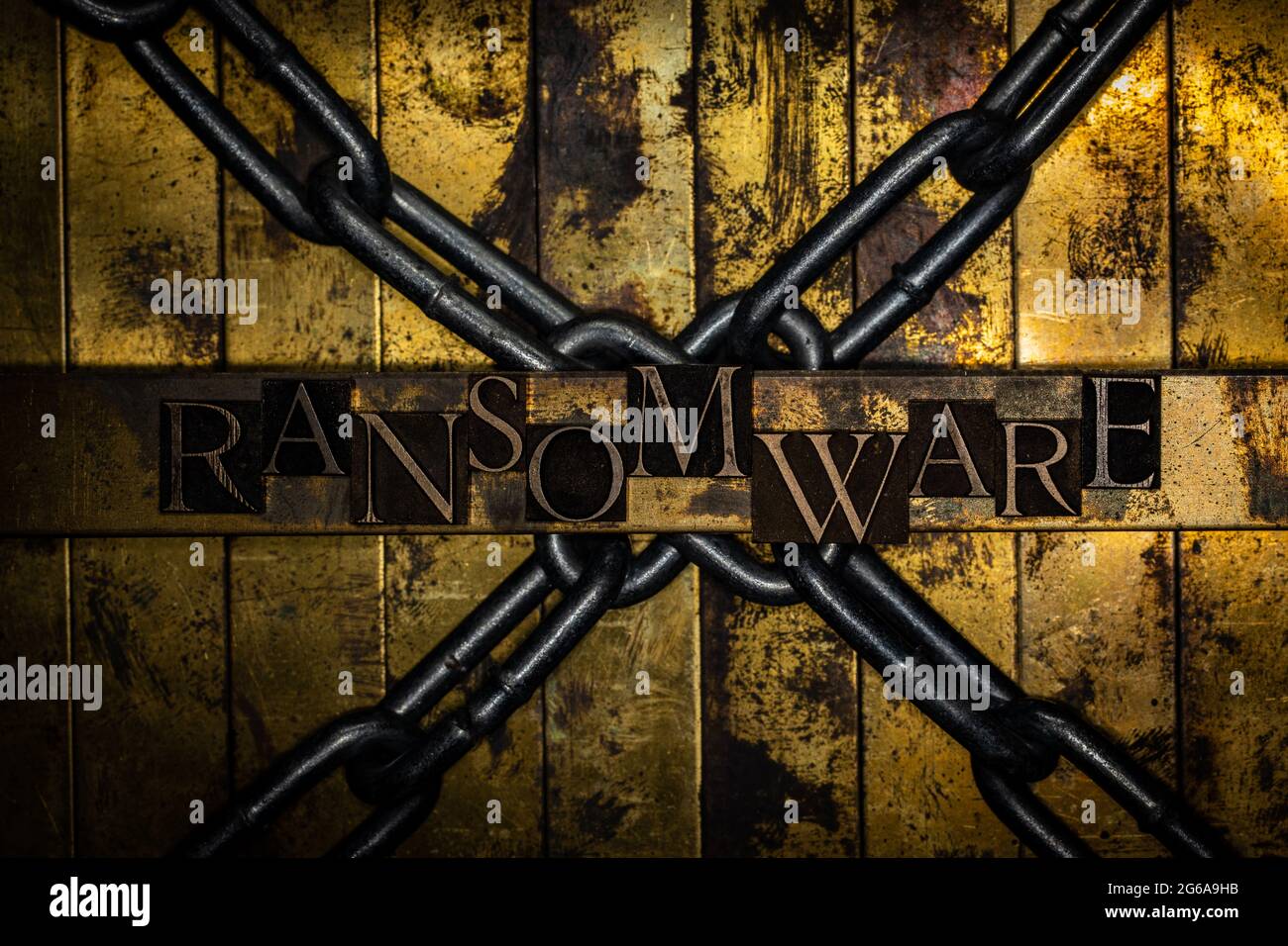 Ransomware Text mit Stahlketten auf vintage texturierten Silber Grunge Kupfer und Gold Hintergrund Stockfoto