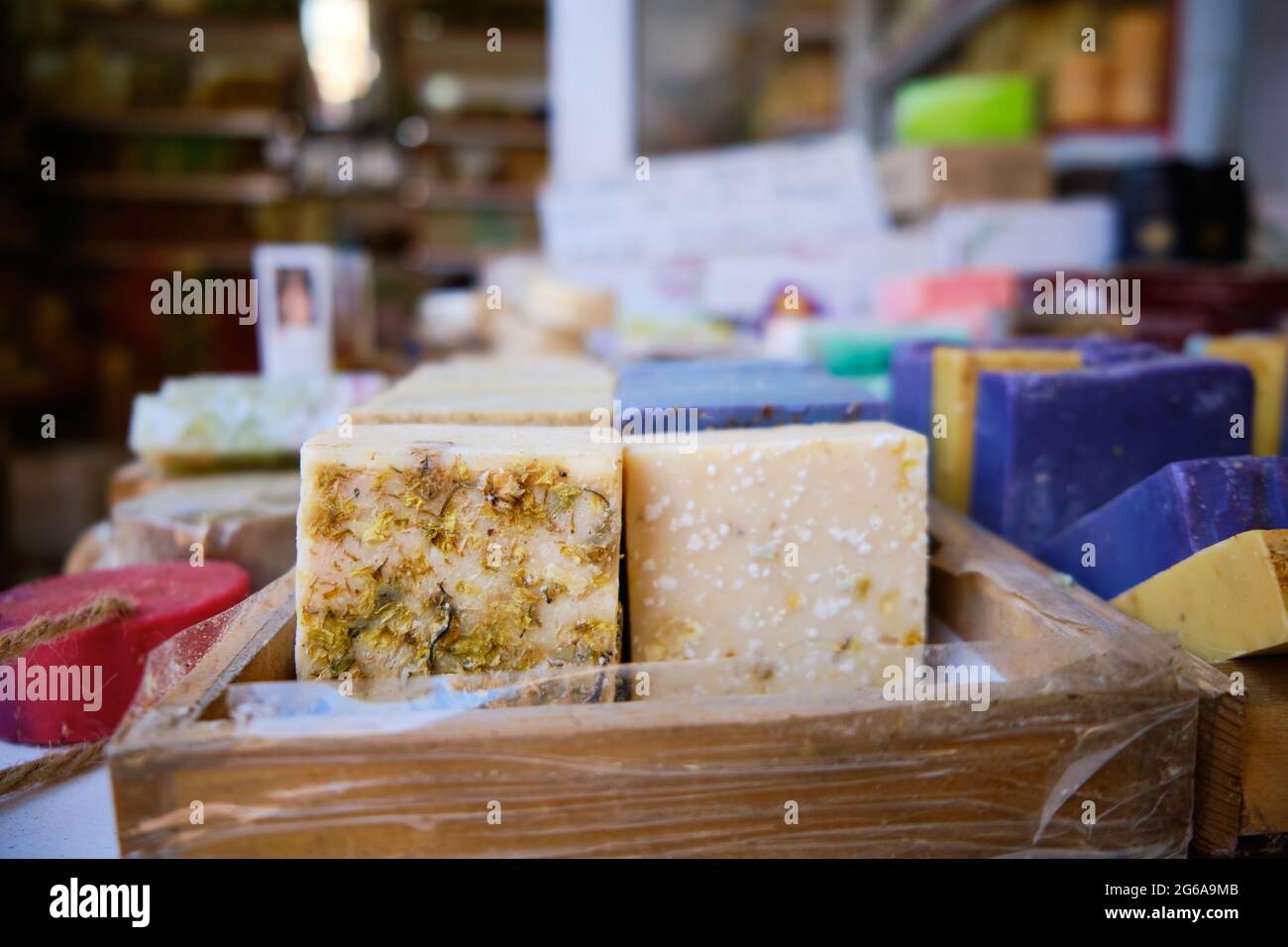 Basteln Sie mehrfarbige natürliche organische Seifenstücke im Ladenregal Stockfoto