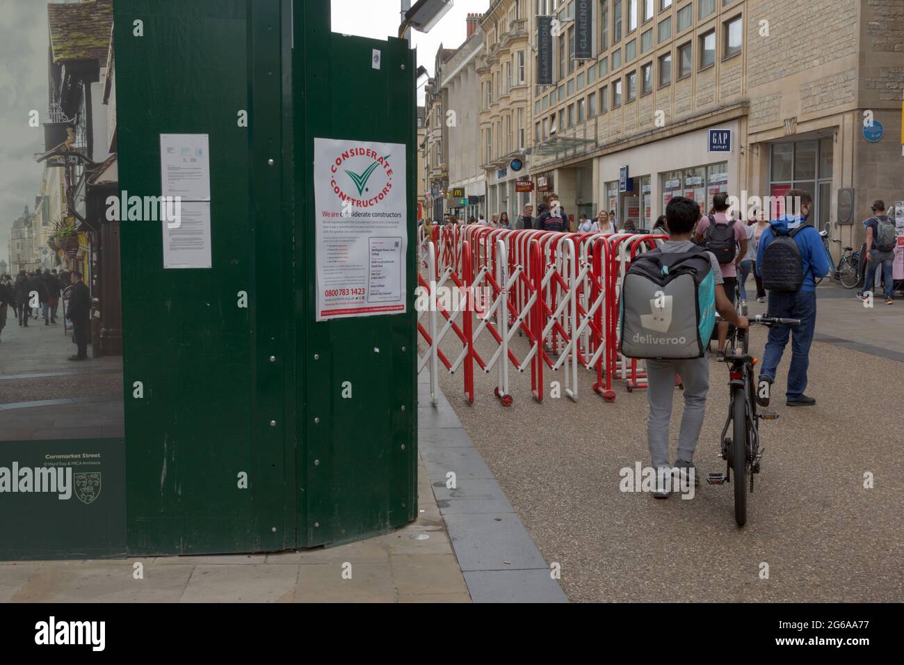 Oxford, Oxfordshire, Großbritannien. Juni 2021. VEREINIGTES KÖNIGREICH. Deliveroo Lieferfahrer im malerischen Oxford während der Pandemie. Stockfoto