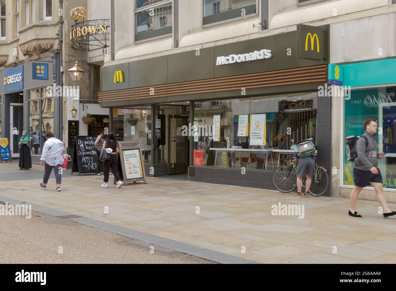 Oxford, Oxfordshire, Großbritannien. Juni 2021. VEREINIGTES KÖNIGREICH. McDonald's Restaurant vor dem malerischen Oxford während der Pandemie Stockfoto