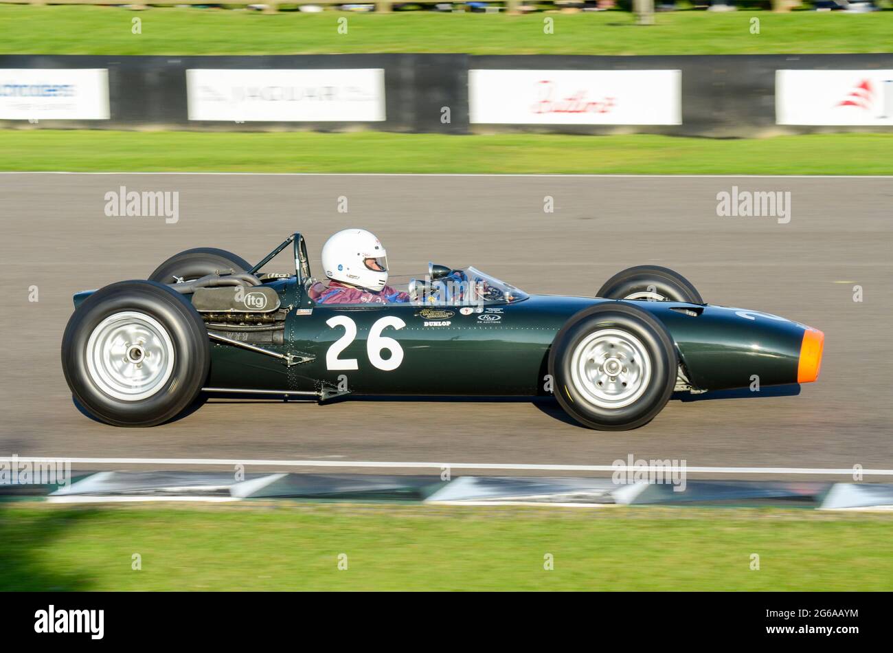 BRM P261 Classic Grand Prix, Oldtimer-Rennwagen, der bei der Glover Trophy beim historischen Goodwood Revival-Event in Großbritannien teilnimmt. BRM P61 MARK II Stockfoto