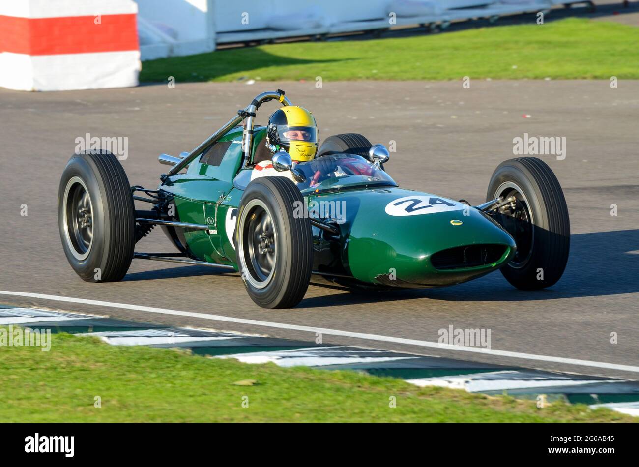 Lotus Climax 24 Classic Grand Prix, Oldtimer-Rennwagen, der bei der Glover Trophy beim historischen Goodwood Revival Event in Großbritannien teilnimmt. David Coplowe Fahrer Stockfoto