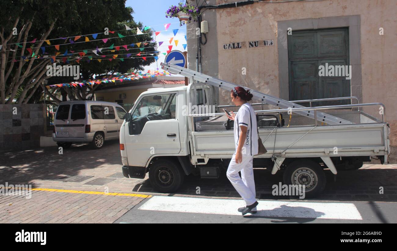 Reisen / Lifestyle / Reisekonzept - Blick auf eine junge Frau auf einem Mobiltelefon an einer Kreuzung, Arona, Teneriffa, Kanarische Inseln Stockfoto