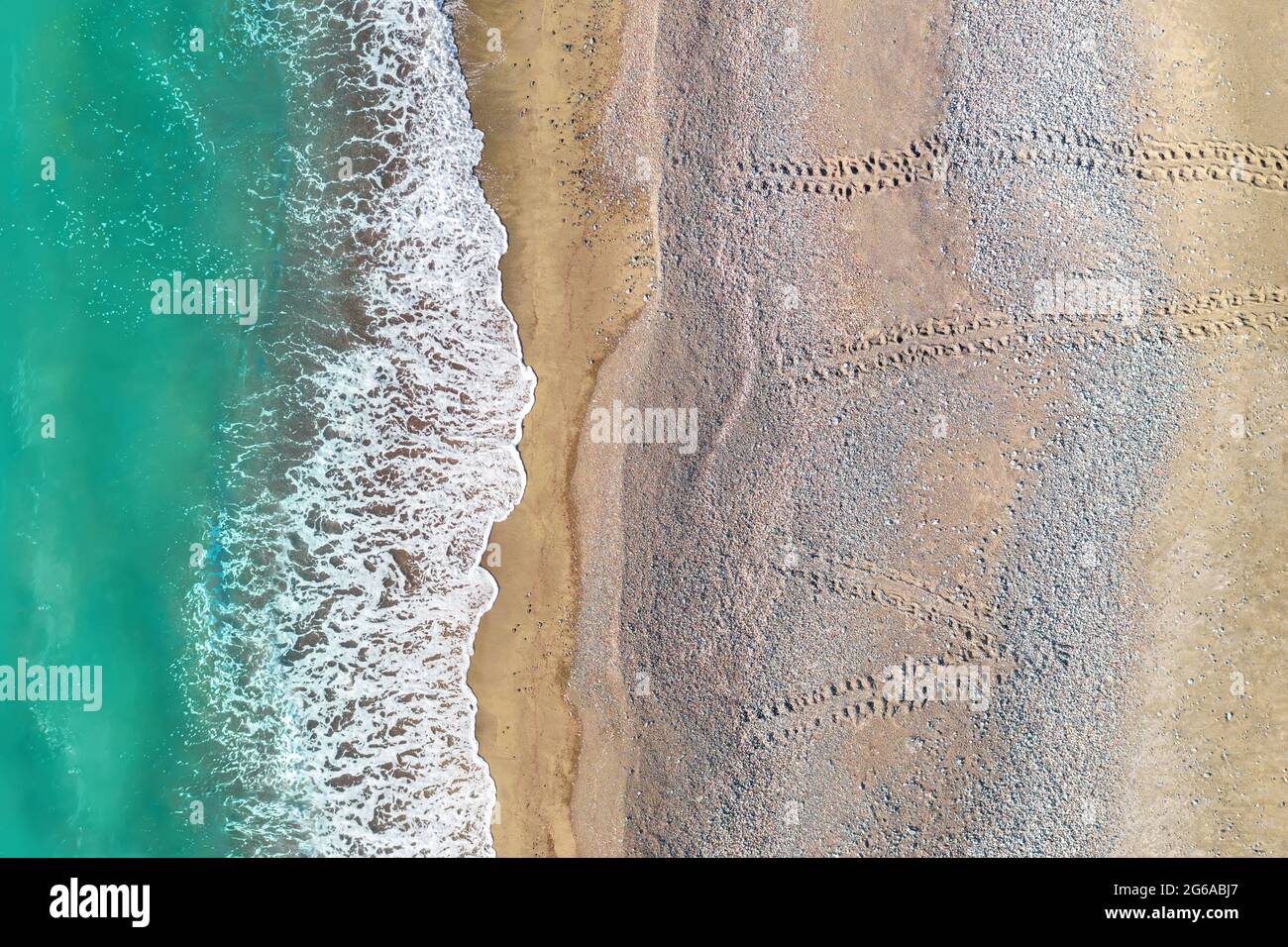 Schildkrötenfußabdrücke, die vom Meer über einen der zypriotischen Sandstrände führen, Luftaufnahme direkt darüber Stockfoto