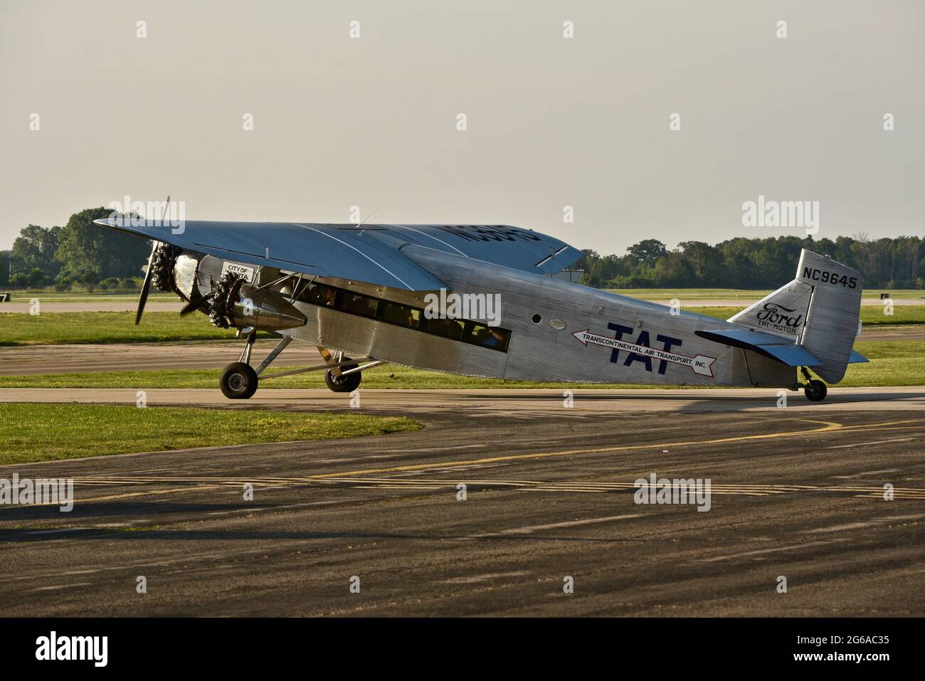 Iconic Ford Trimotor, im Besitz der Experimental Aircraft Association, wurde restauriert und bietet Fahrten im EAA Fly-in (AirVenture), Oshkosh, Wisconsin, USA Stockfoto