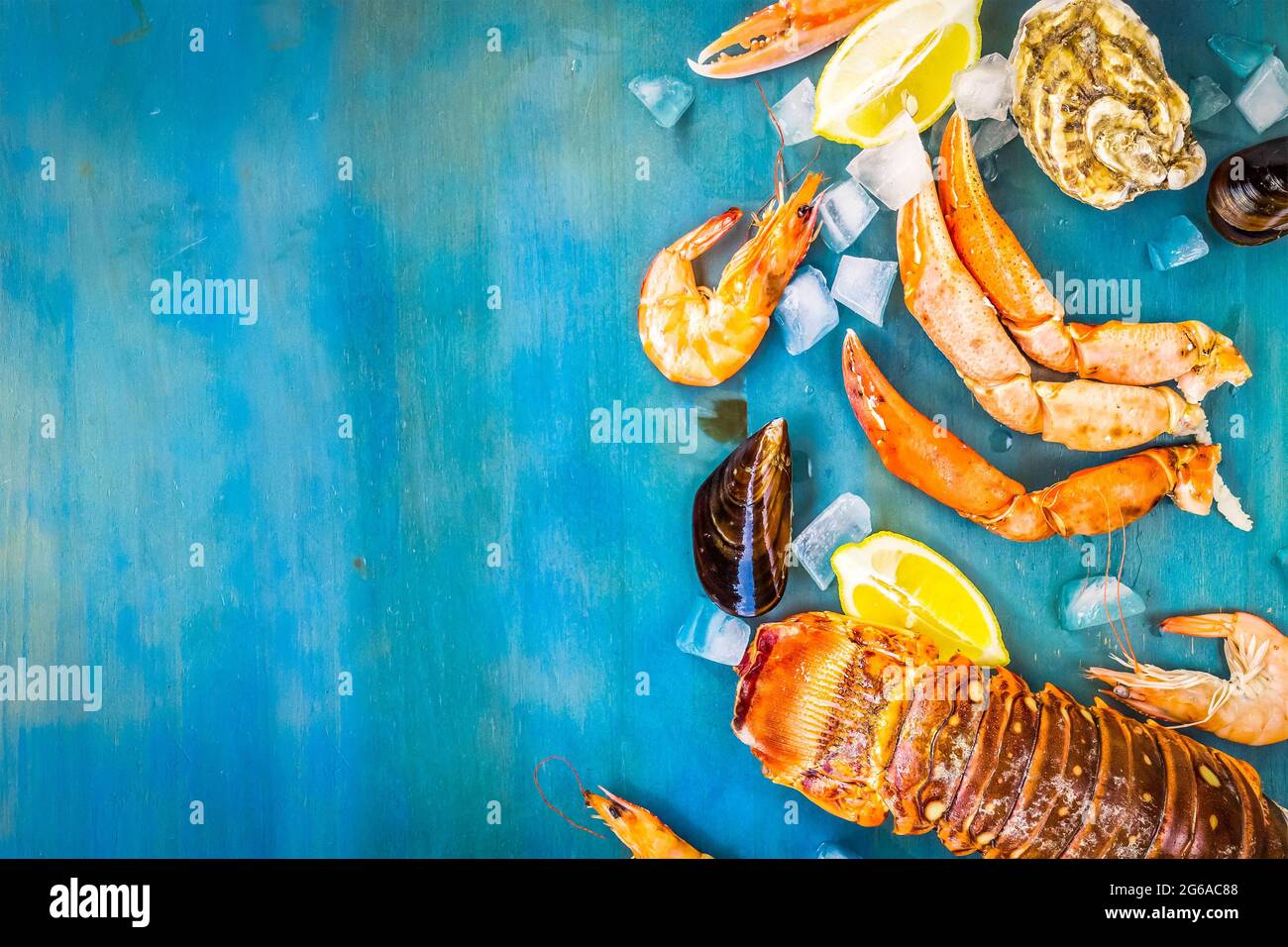 Frische Meeresfrüchte auf blauem Hintergrund Stockfoto