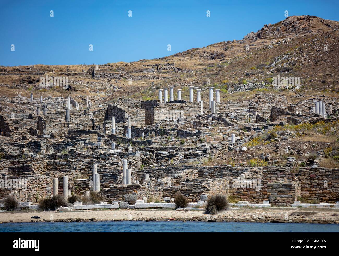 Delos die heilige kykladische Insel Griechenland. Dort, wo Archäologie auf Geschichte und Mythologie trifft. Ruinen der alten Zivilisation am Meer. Steinmauern mar Stockfoto