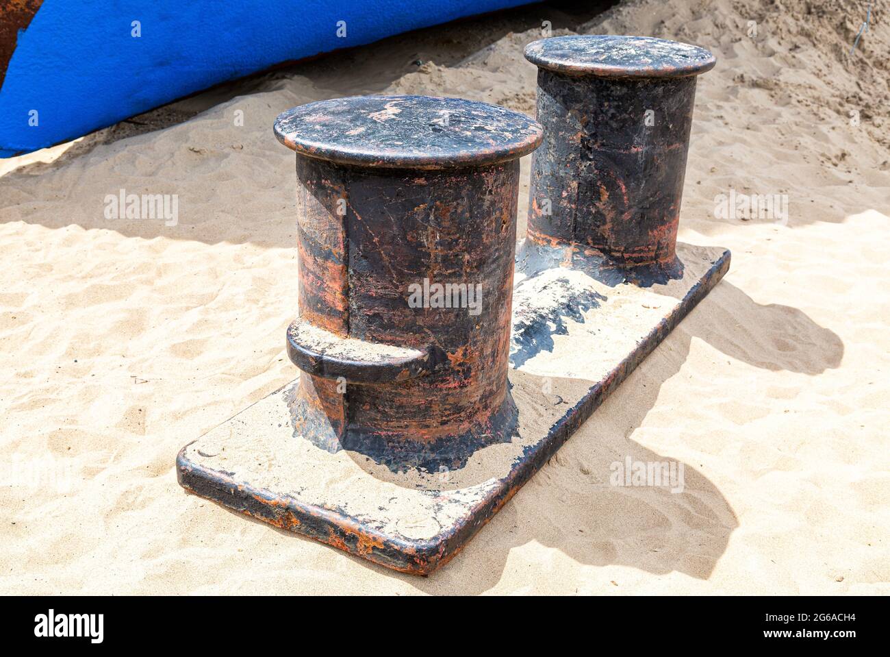 Alte rostige Anlegestelle am Hafen am Sandstrand Stockfoto