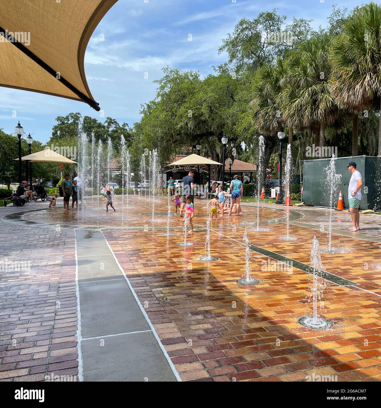 Orlando, FL USA - 23. Juni 2021: Kinder spielen in einem Springbrunnen in der Innenstadt von Winter Garden, Florida. Stockfoto