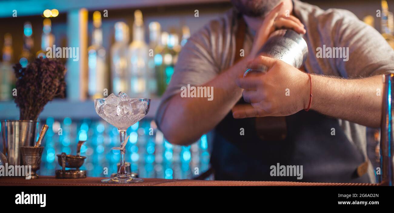 Barkeeper macht einen Cocktail mit Cocktail-Shaker Stockfoto