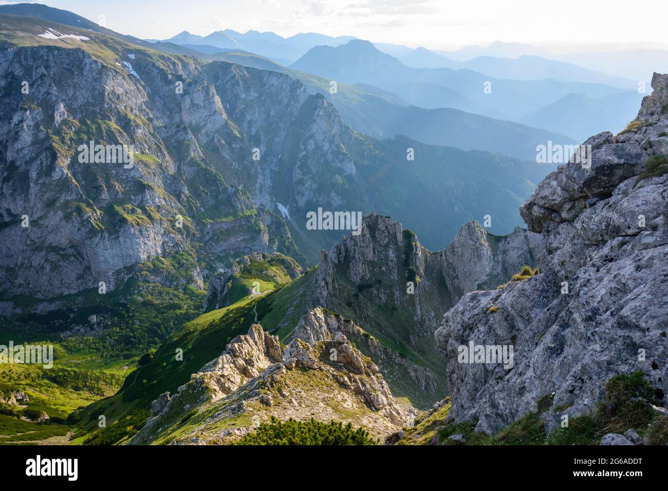 Blick auf die westliche Tatra vom Kondracka Pass. Tatra Nationalpark im Sommer. Stockfoto