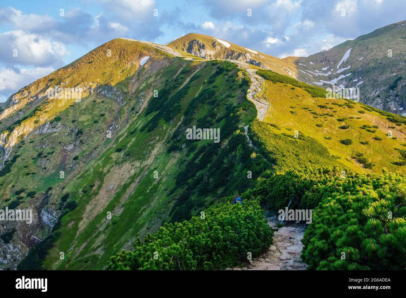 Blick auf den Gipfel des Kondracka Kop vom Kondracka Pass. Tatra Nationalpark im Sommer Stockfoto