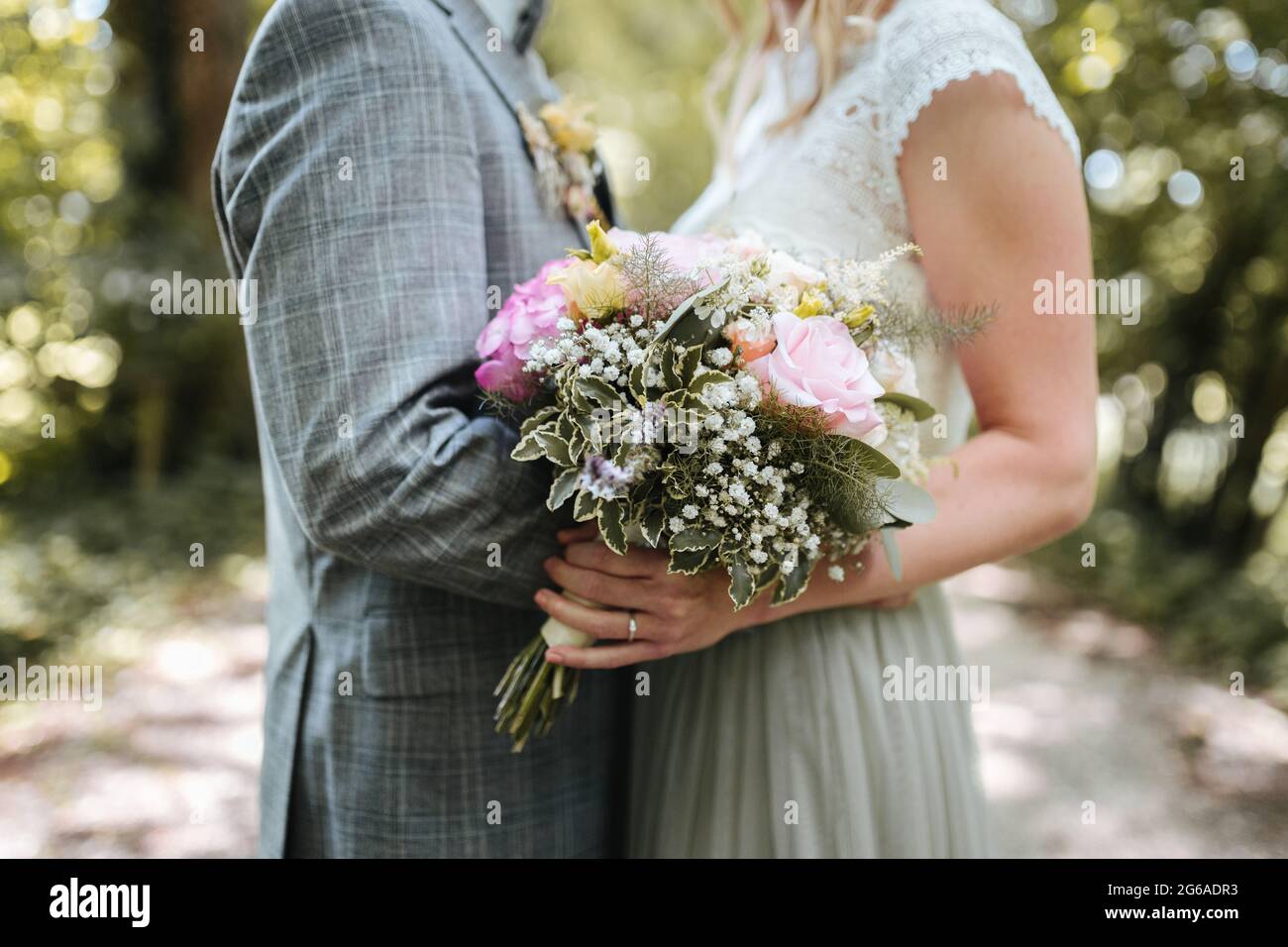 Braut hält ihren Blumenstrauß in der Nähe Stockfoto