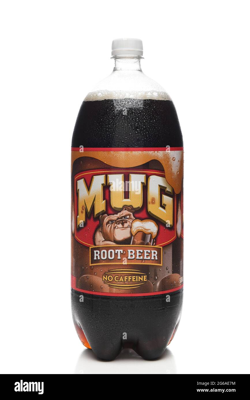 IRIVNE, KALIFORNIEN - 3. JULI 2021: Eine 2-Liter-Flasche Mug Root Beer auf Weiß mit Spiegelung. Stockfoto