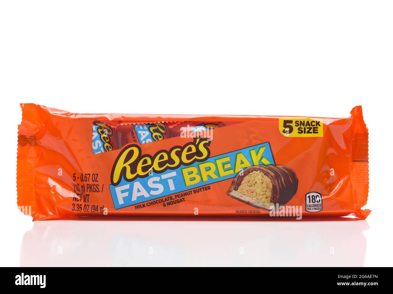 IRIVNE, KALIFORNIEN - 3. JULI 2021: Ein Paket von Reeses Fast Break-Süßigkeiten in der Größe von Schokolade, Nougat und Erdnussbutter. Stockfoto