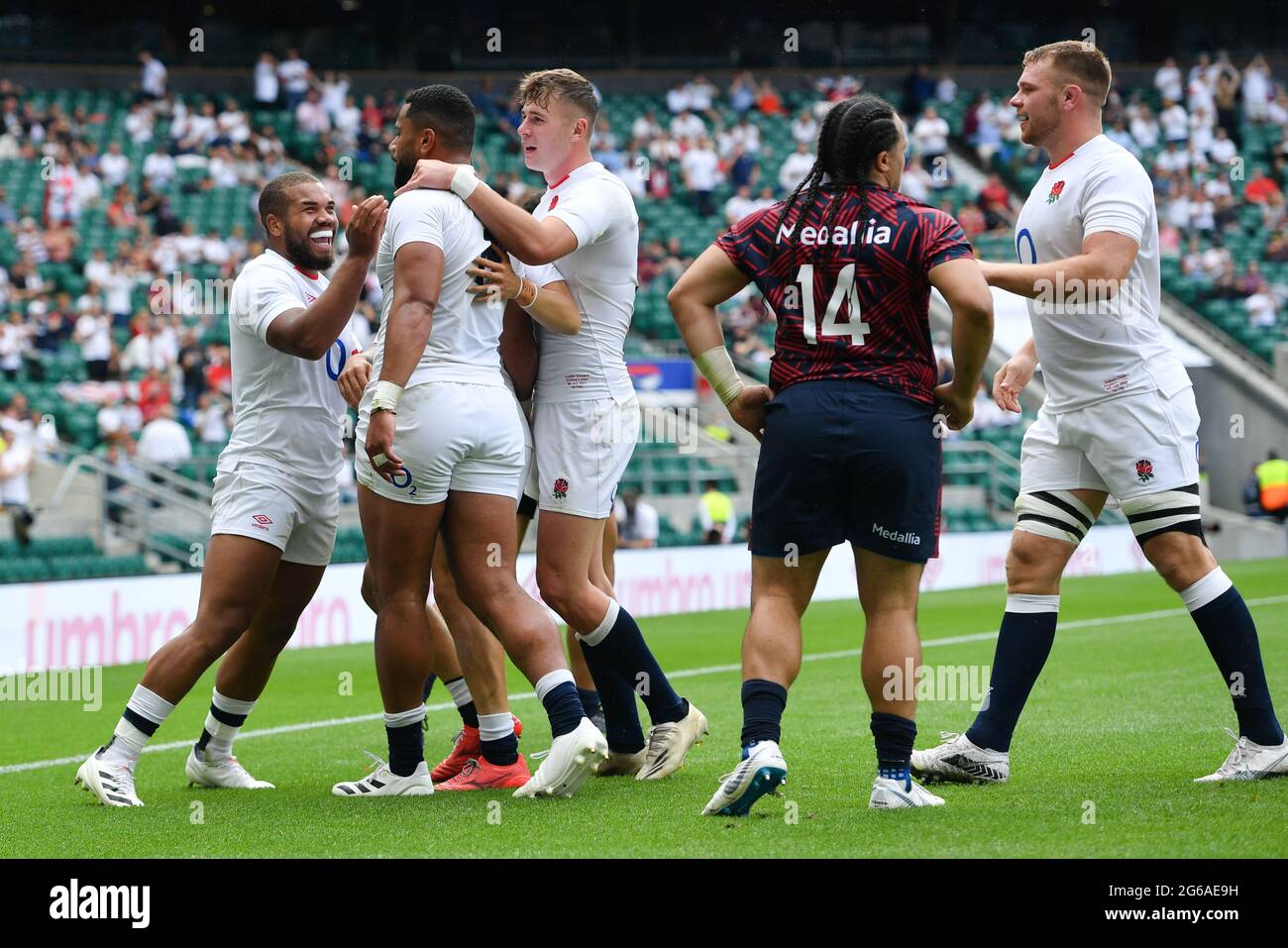 Twickenham Stadium, England, Großbritannien. Juli 2021. Der englische Joe Cokanasiga gratulierte Ollie Lawrence (links), nachdem er während des Spiels zwischen England und den USA im Rahmen der Summer Series den vierten Versuch seiner Seite erzielt hatte: Quelle: Ashley Western/Alamy Live News Stockfoto