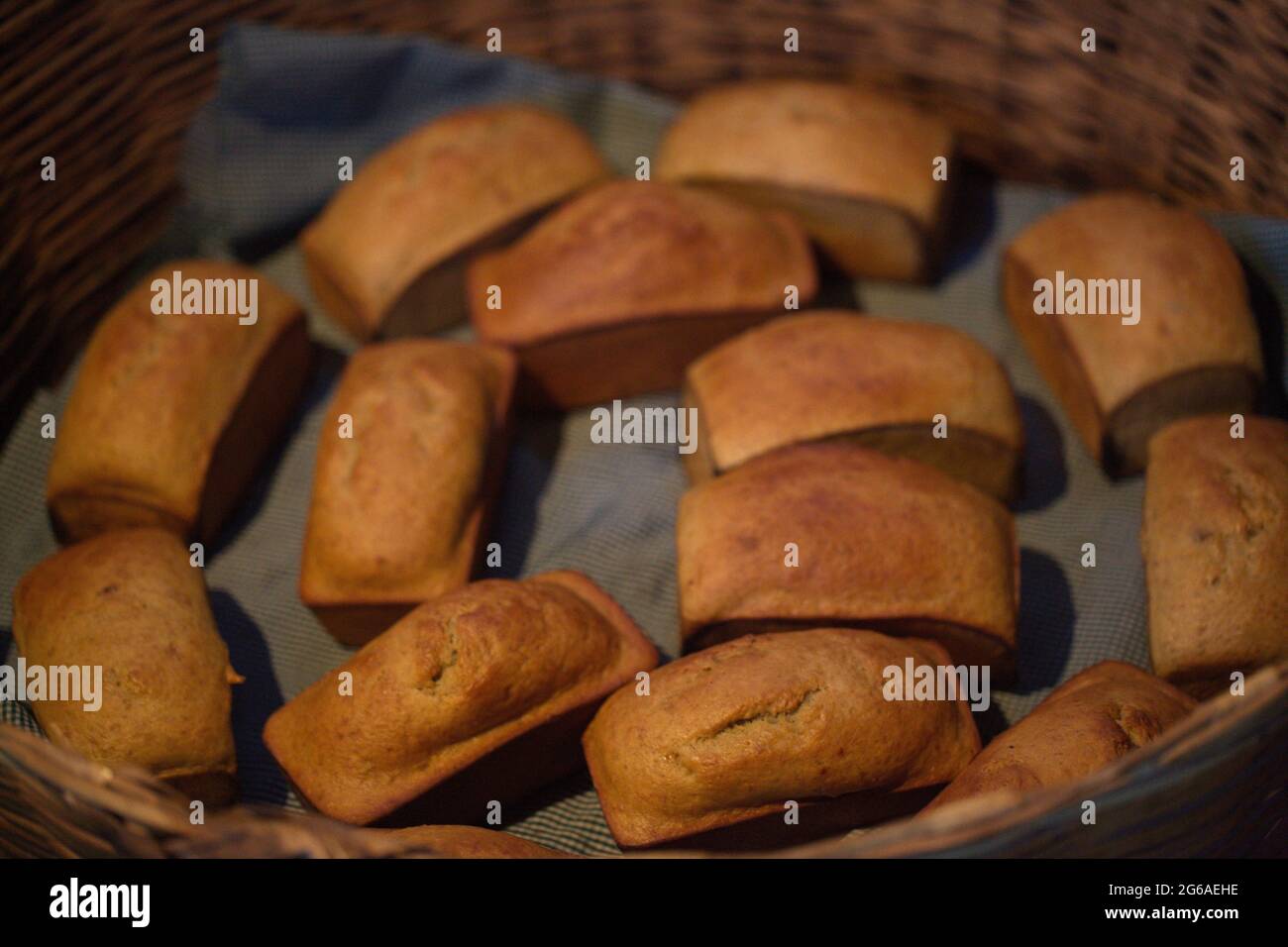 Nahaufnahme von frisch gekochten Broten im Korb Lake Atitlán, Guatemala. Stockfoto