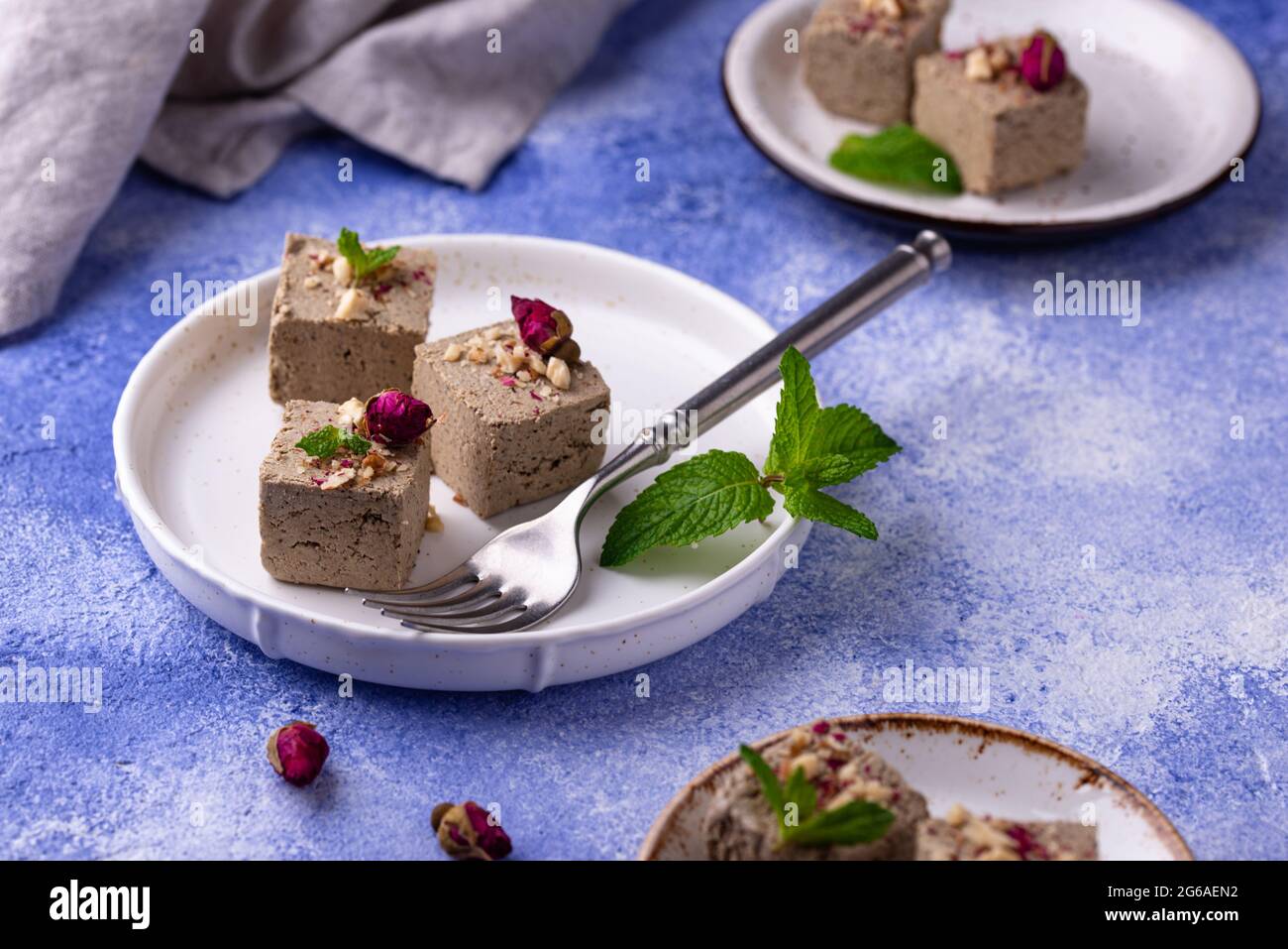 Halva mit Rosenblatt und Nüssen. Stockfoto