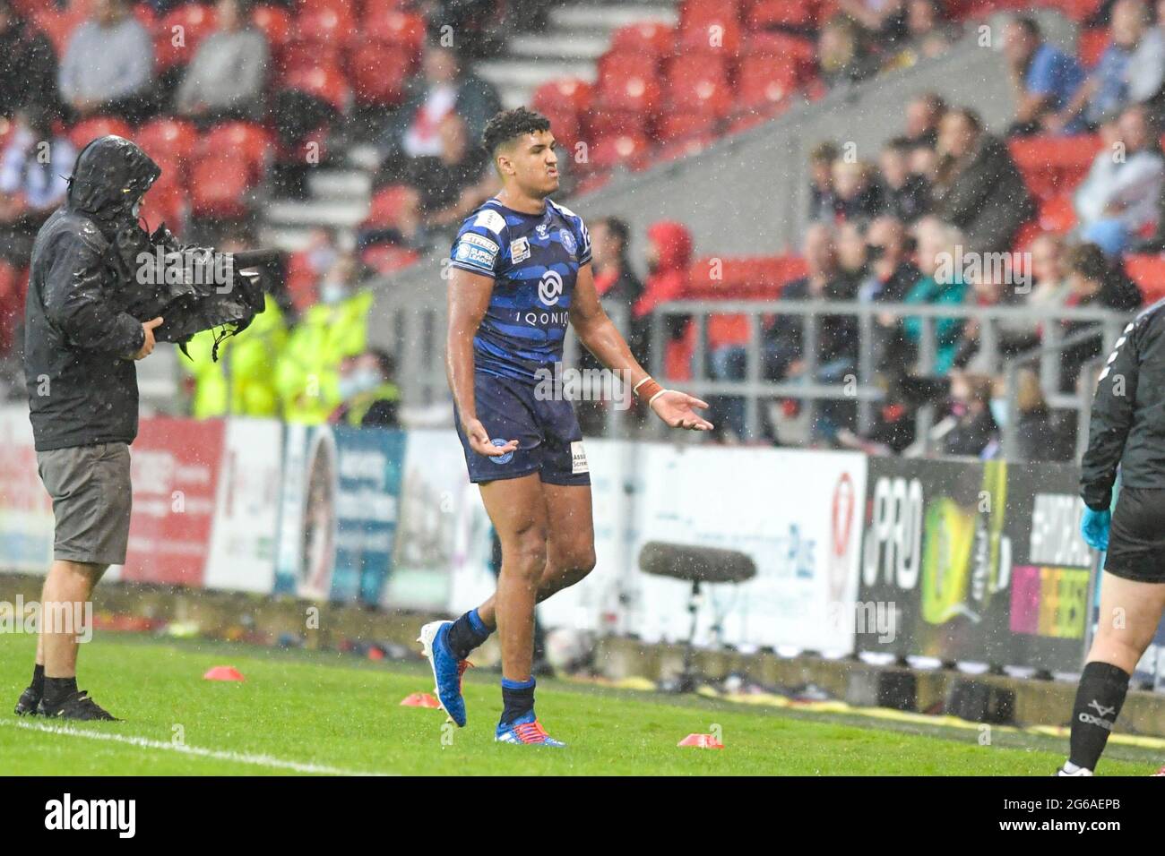 St. Helens, Großbritannien. Juli 2021. Kai Pearce-Paul (27) von Wigan Warriors plädiert für seine Unschuld, als er das Spielfeld verlässt, nachdem er am 7/4/2021 in St. Helens, Großbritannien, eine gelbe Karte aufgenommen hat. (Foto von Simon Whitehead/ SW Foto/News Images/Sipa USA) Quelle: SIPA USA/Alamy Live News Stockfoto