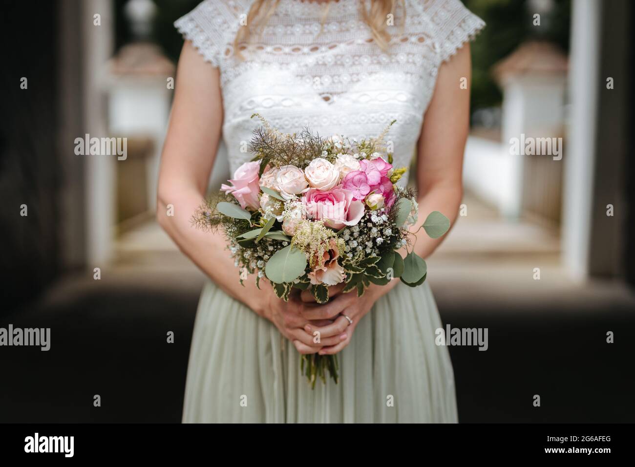 Braut hält ihren Blumenstrauß in der Nähe Stockfoto