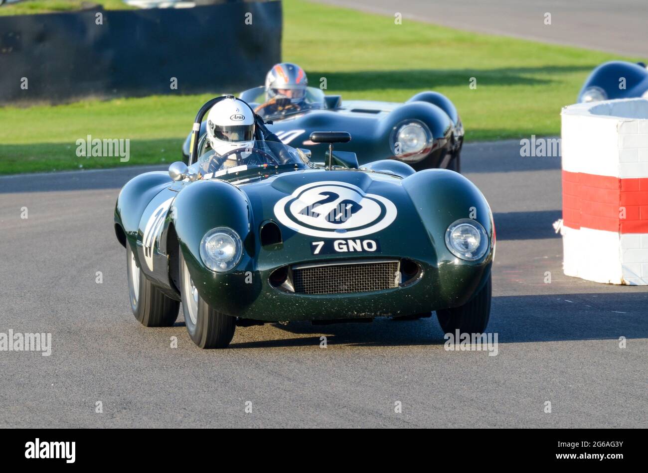 Tojeiro Jaguar D-TYPE Classic, Oldtimer, der bei der Sussex Trophy beim historischen Goodwood Revival Event in Großbritannien teilnimmt. Oliver Llewellyn beim Fahren Stockfoto