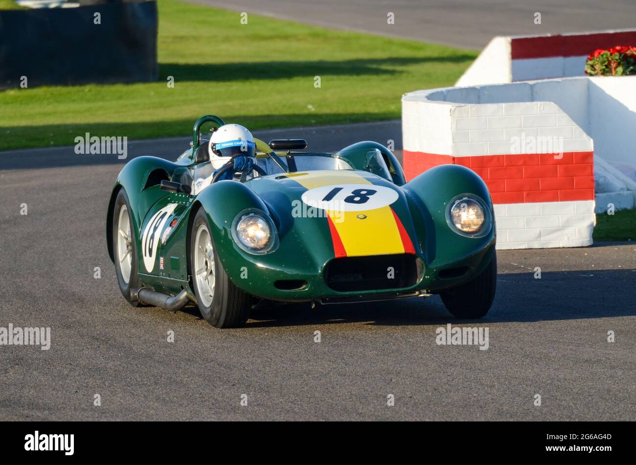 Lister Chevrolet hat einen klassischen Sportwagen, einen Oldtimer, der bei der Sussex Trophy beim historischen Goodwood Revival Event in Großbritannien teilnimmt. Andrew Smith Stockfoto