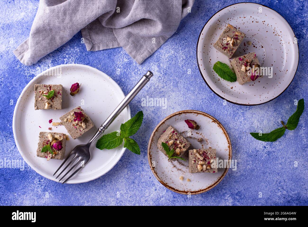 Halva mit Rosenblatt und Nüssen. Stockfoto