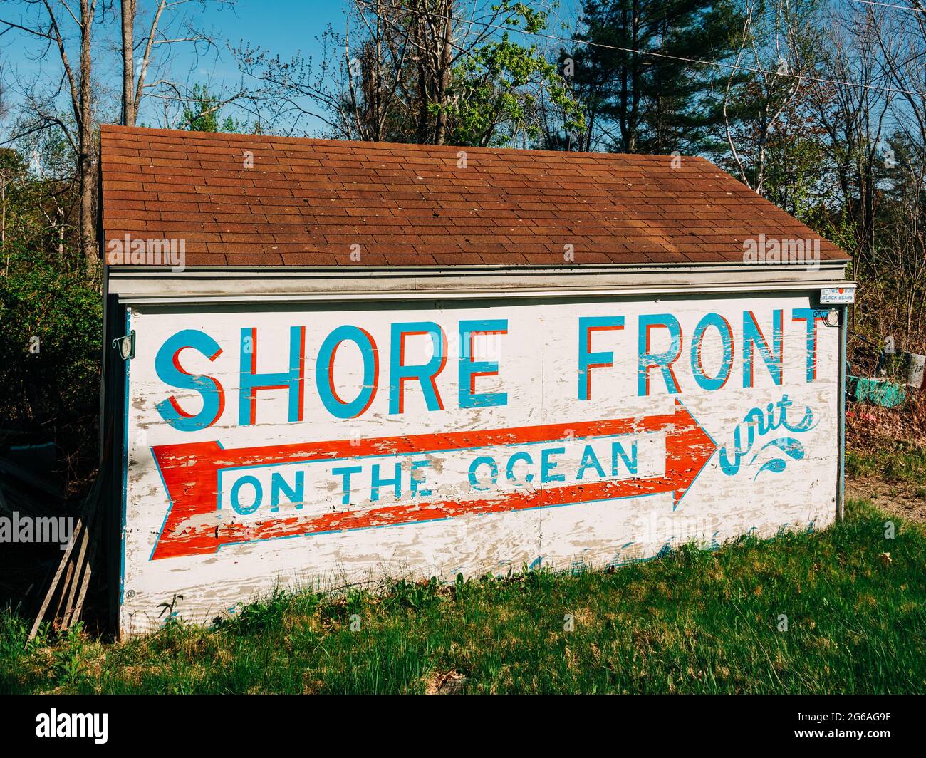 Retro 'Shore Front on the Ocean' Schild, in Camden, Maine Stockfoto