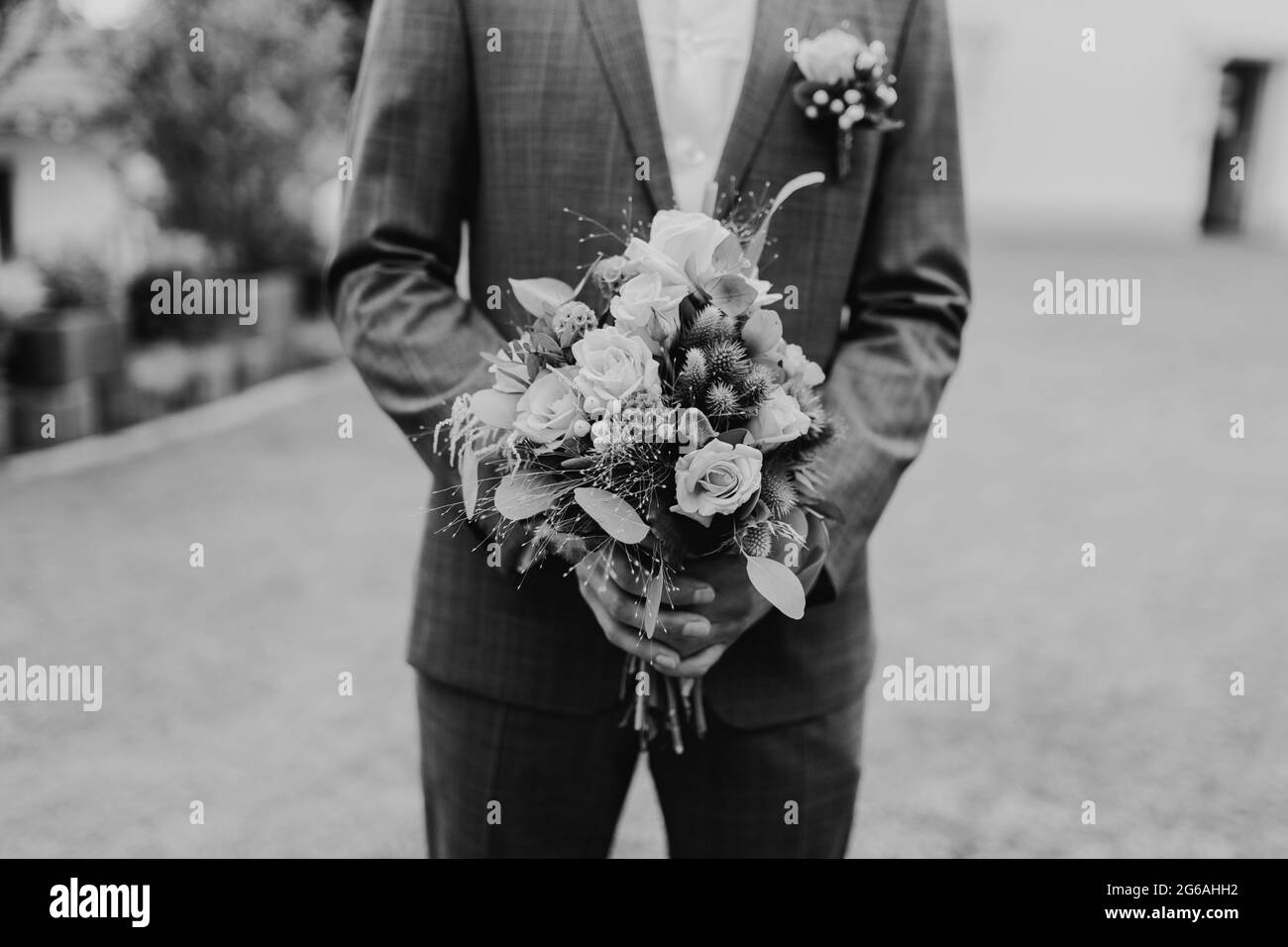Bräutigam hält Brautblumen aus nächster Nähe Stockfoto