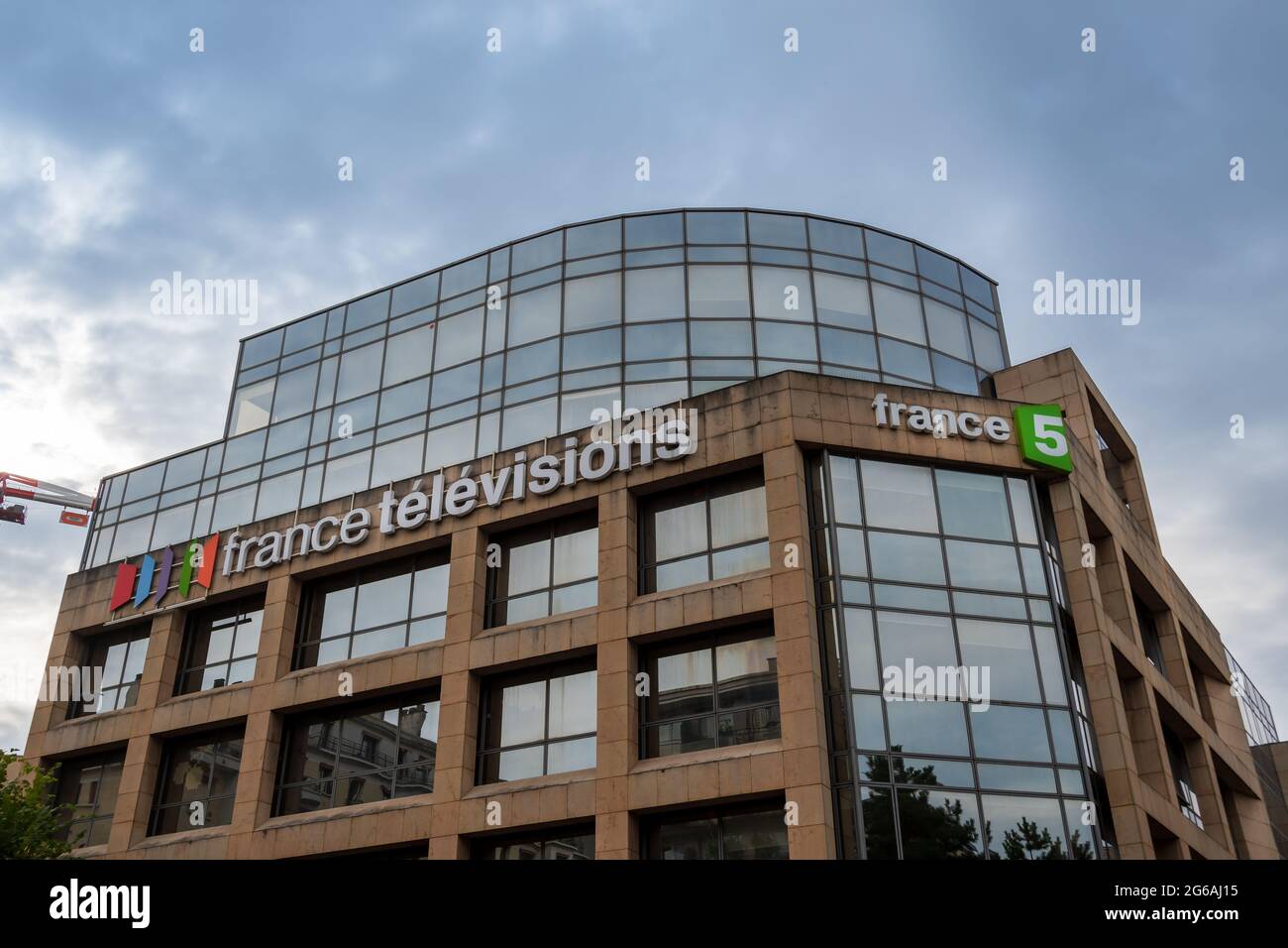 Außenansicht des Hauptquartiers von France 5, einem öffentlich-rechtlichen Fernsehsender im französischen Interesse, der zur France Télévisions-Gruppe gehört Stockfoto