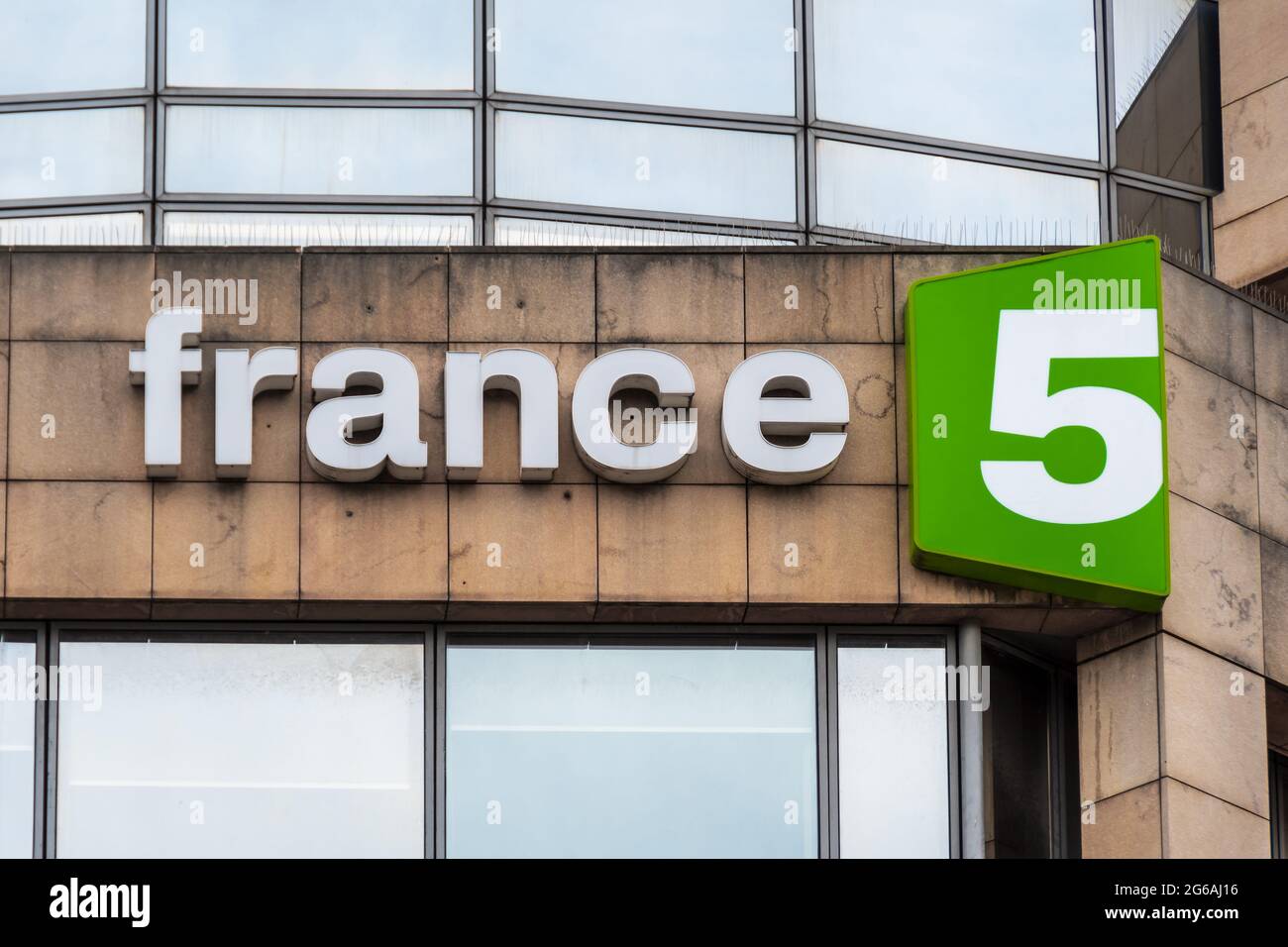 Schild am Hauptquartier von France 5, einem öffentlich-rechtlichen Fernsehsender von allgemeinem Interesse, der zur France Télévisions-Gruppe gehört Stockfoto