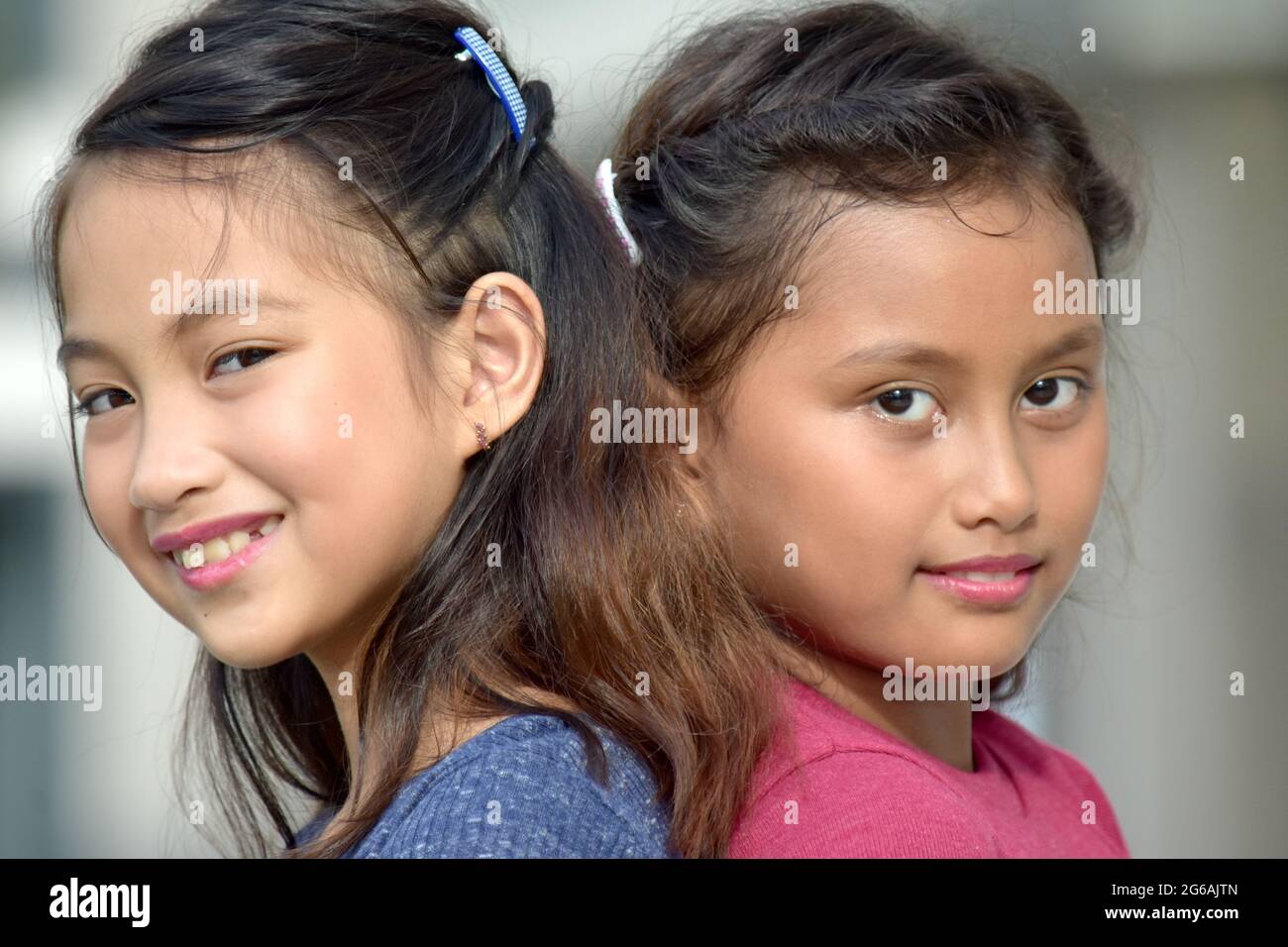 Glückliches Paar Junger Philippinischer Asiatischer Kinder Stockfoto