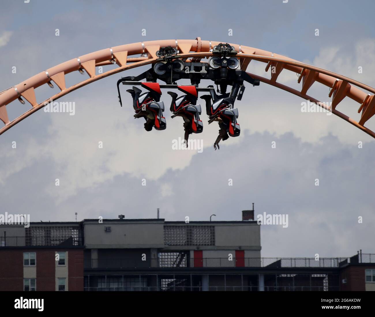 Coney Island, Usa. Juli 2021. Am Sonntag, den 4. Juli 2021, fahren Menschen auf dem Thunderbolt Roller Coaster auf Coney Island zum Unabhängigkeitstag in New York City auf den Kopf. Foto von John Angelillo/UPI Credit: UPI/Alamy Live News Stockfoto