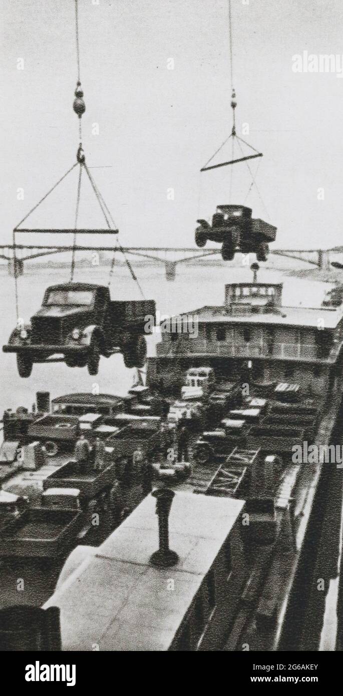 Laden von Autos, die im Molotow-Automobilwerk im Hafen des Flusses Gorki hergestellt wurden. Fotos aus den 1950er Jahren. Stockfoto