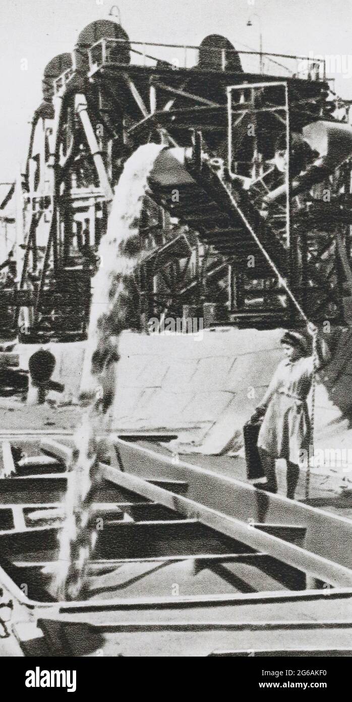Mechanisierte Beladung des Getreides vom Aufzug zum Lastkahn in Russland. Fotos aus den 1950er Jahren. Stockfoto