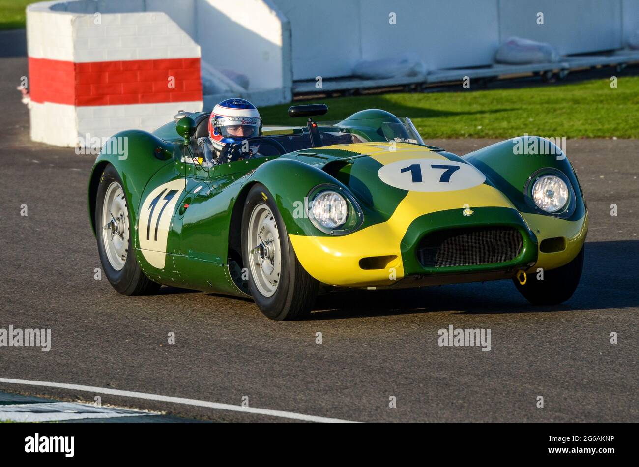 Lister Jaguar, ein klassischer Sportwagen, der bei der Sussex Trophy beim historischen Goodwood Revival Event in Großbritannien teilnimmt. Jon Minshaw Stockfoto